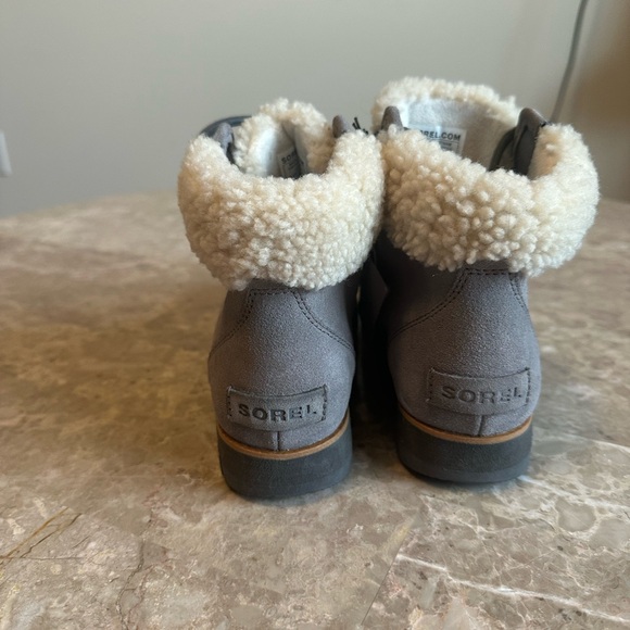 SOREL NL3337 Harlow Lace
Cozy WMNs 6 Gray Suede Ivory Shearling Laceup Boots - Picture 4 of 8